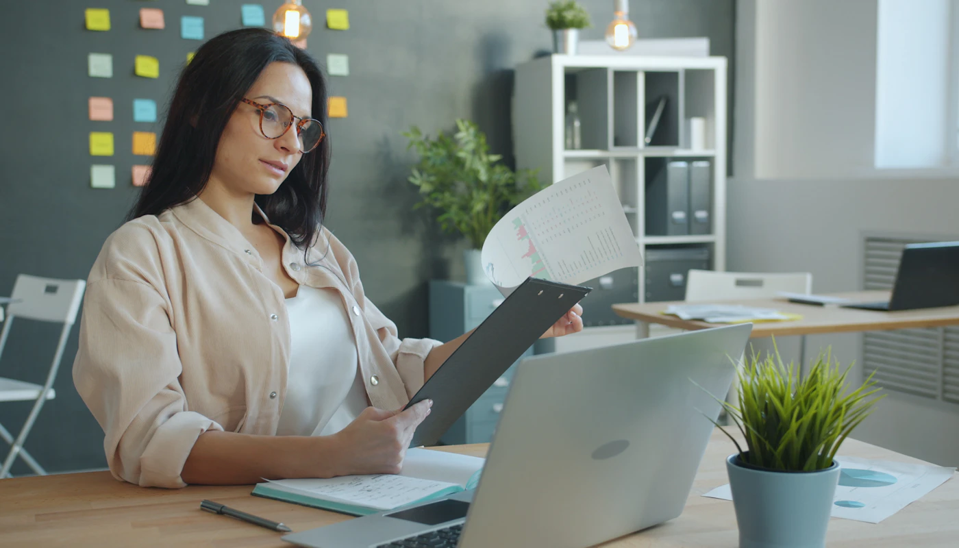 Professionnelle qui consulte des documents administratifs