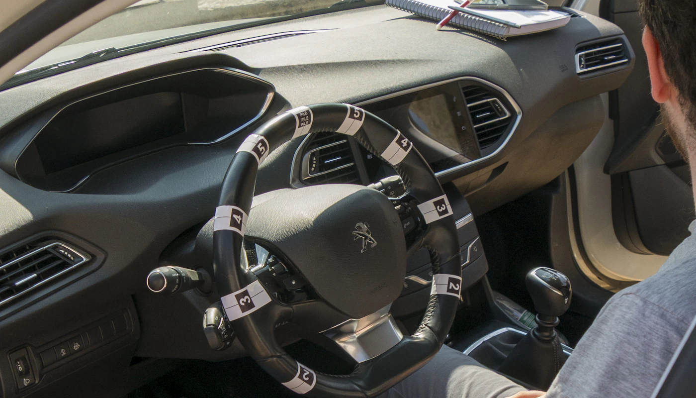 Conducteur assis dans une voiture pendant une préparation pratique