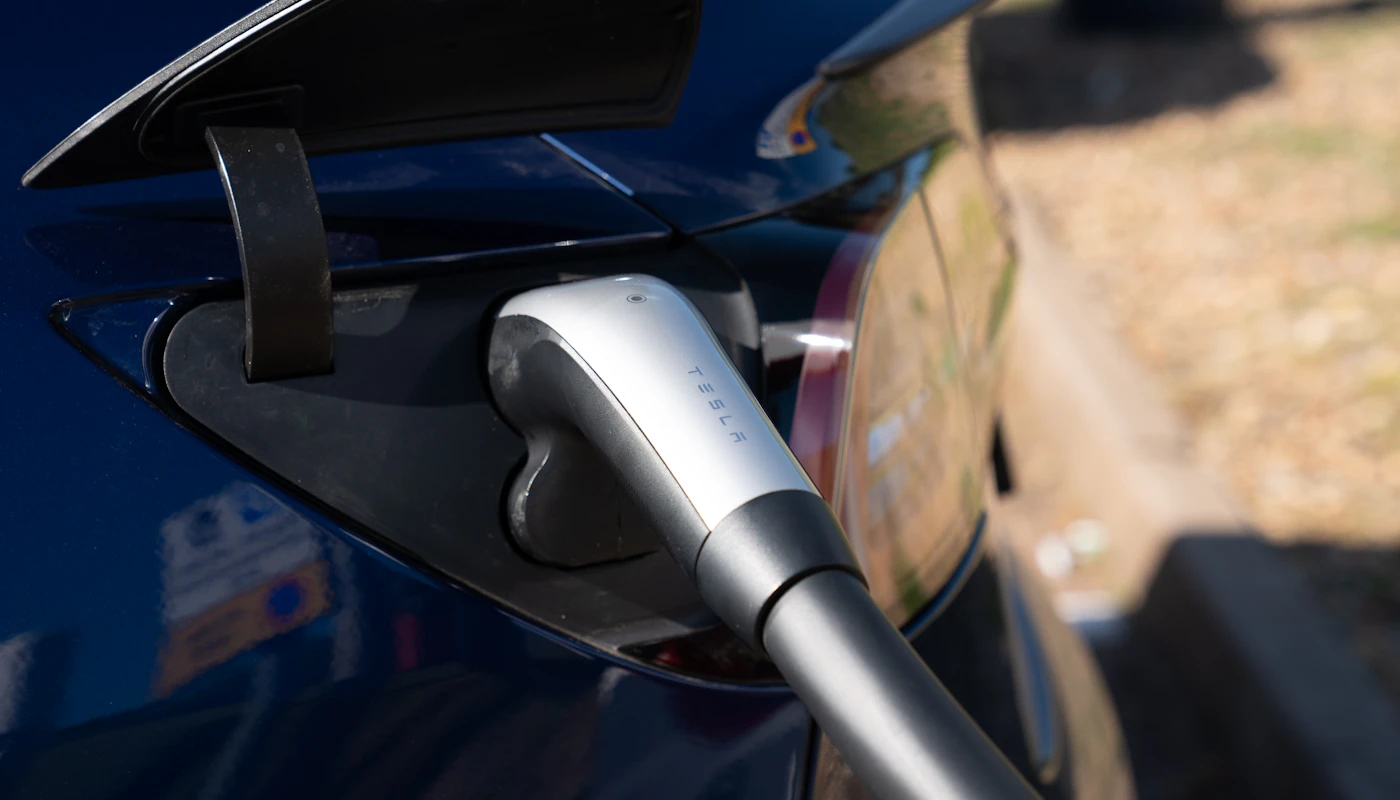 Voiture électrique branchée à une borne de recharge